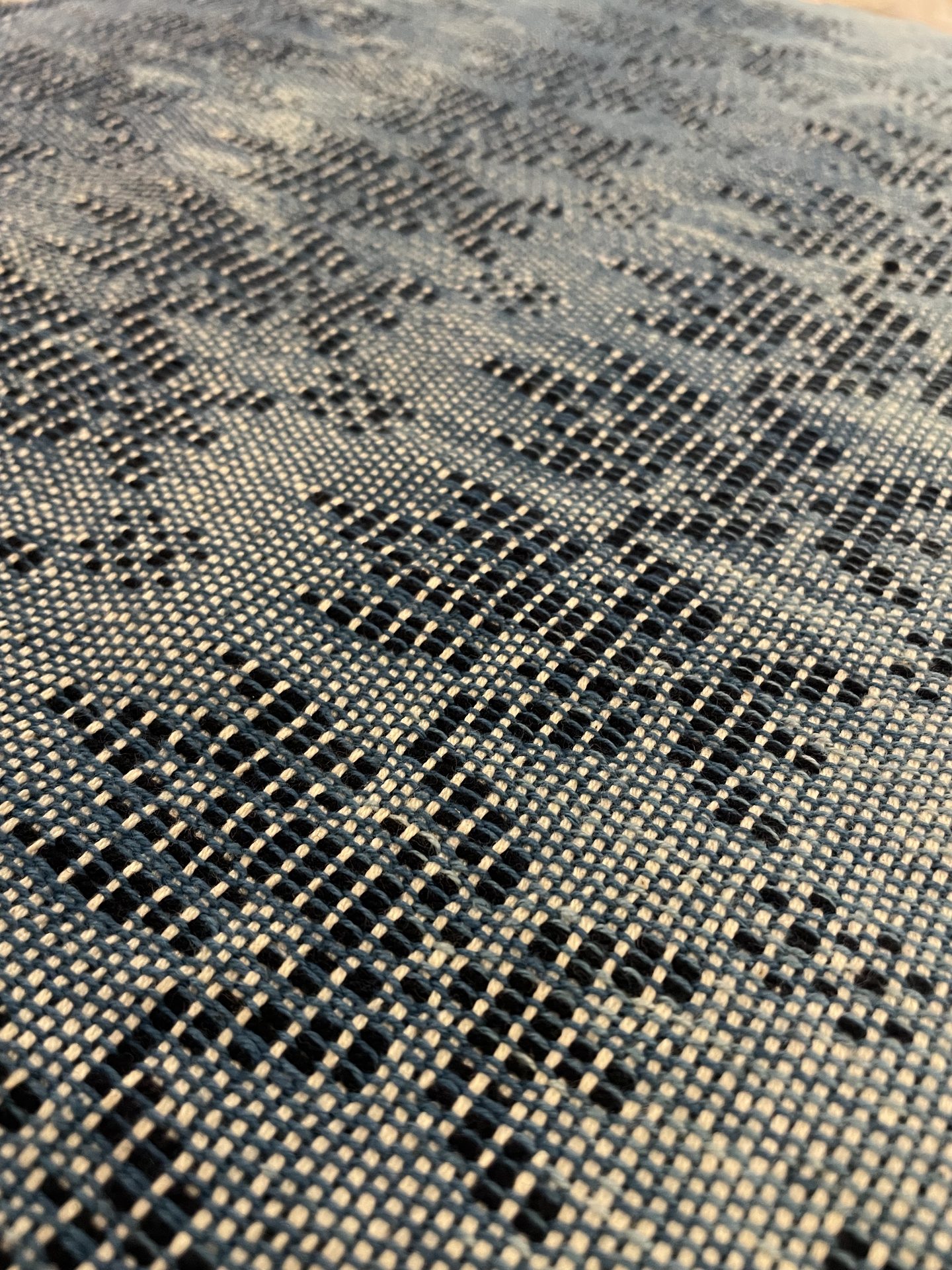 Woven chikh detail in blue and grey diamond pattern